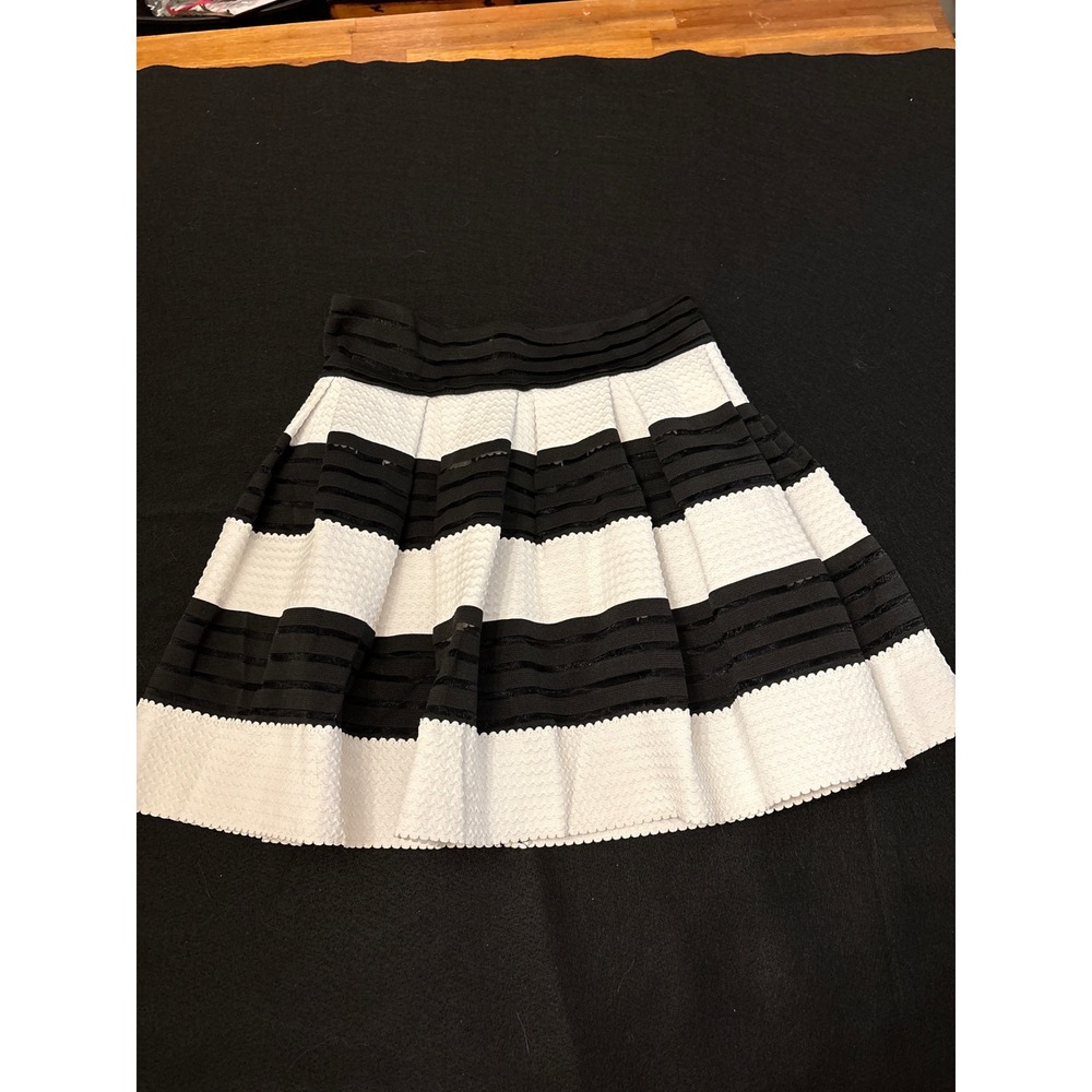 Soho Girls Skirt Womens Medium Black White Excellent Striped Mesh Fit and Flare